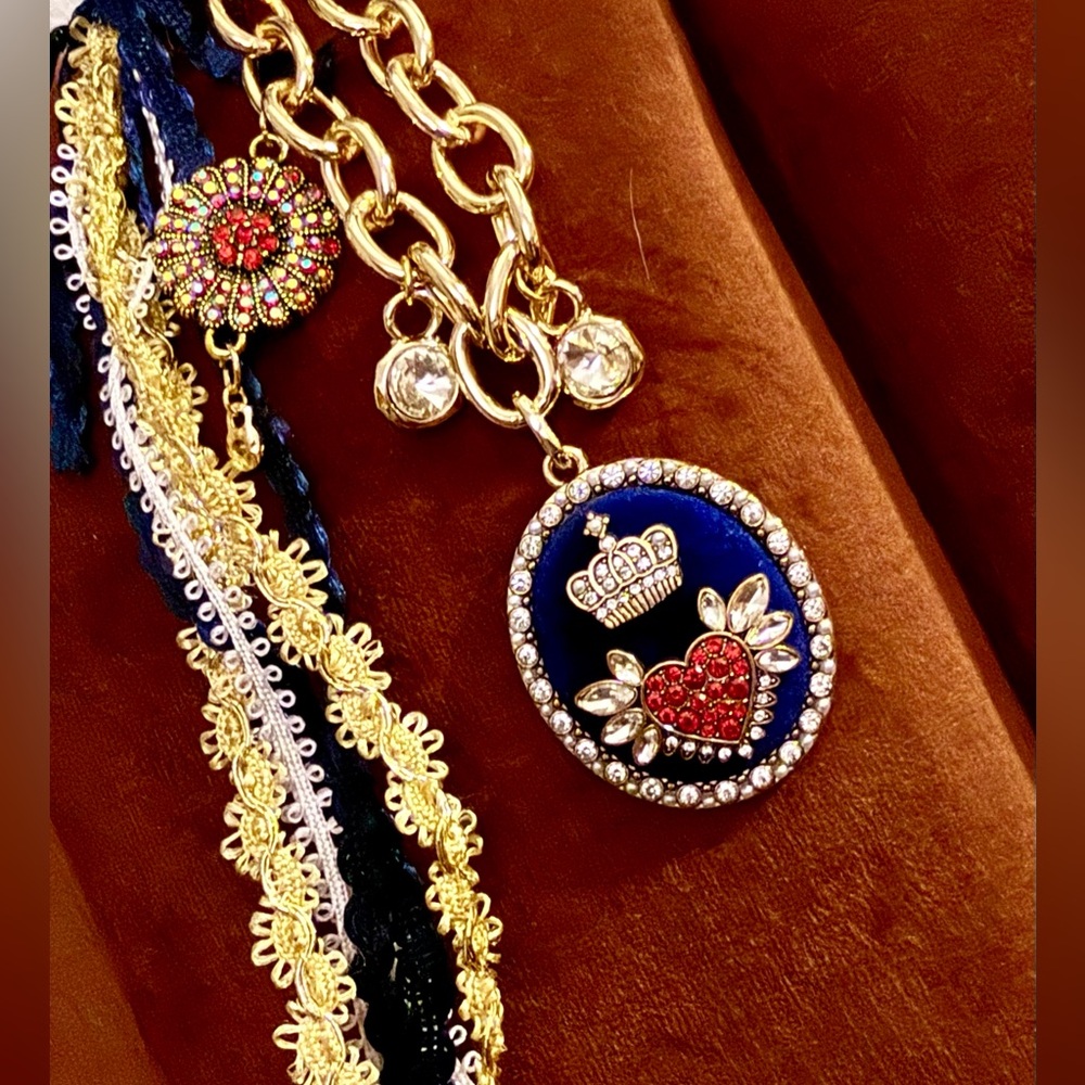 *UNIQUE* Gold and Blue Crown Heart Pendant Bag Charm - Picture 5 of 9